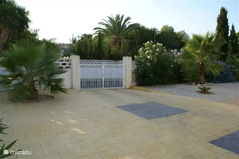 El aparcamiento privado.