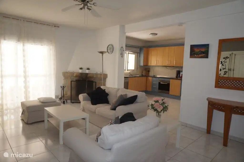 Salón con cocina abierta
