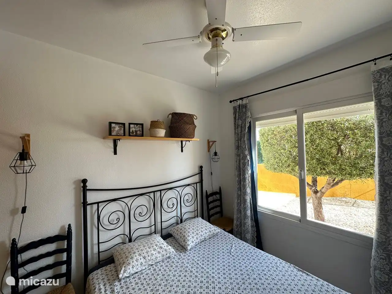 Schlafzimmer mit Rollläden zur Verdunkelung. Geräumige Schränke und Blick auf den Garten.