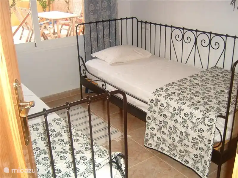 Schlafzimmer mit Deckenventilatoren und geräumigen Schränken. 2 1-Personen-Betten von guter Qualität.