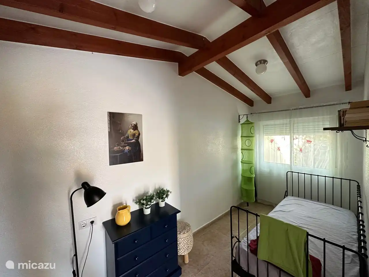 Schlafzimmer 3 ist ein Einzelzimmer mit spanischem Teint. Offensichtlich ein Qualitätsbett.