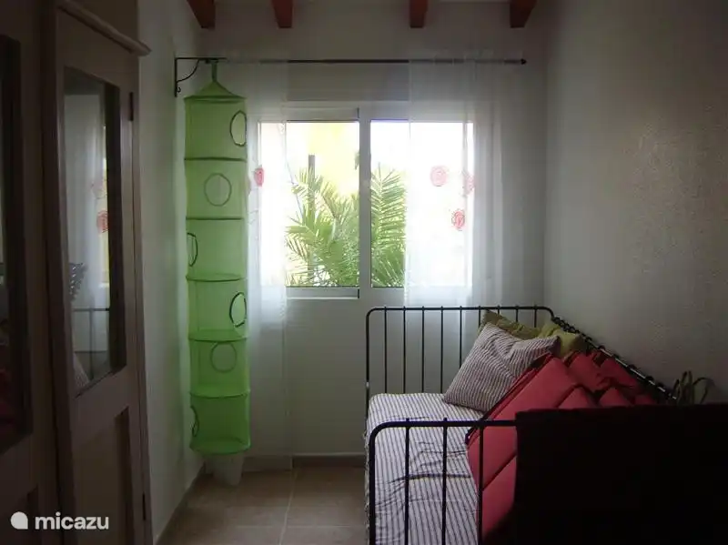 Drittes Schlafzimmer mit einem Bett.
Alle Zimmer verfügen über lichtundurchlässige Vorhänge in den Fenstern.