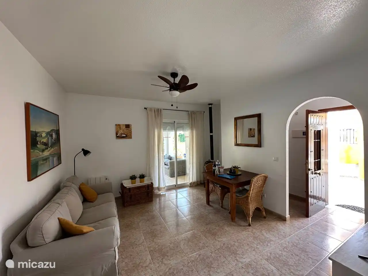Übersicht Wohnzimmer mit Deckenventilator. Komplett neu möbliert. Blick auf den Swimmingpool. Kühlung für den Sommer und viel Heizung für den Winter. Willkommen in Villamazarron.