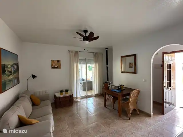Casa Miantojo - Paix et Espace | Espagne, Costa Cálida, Mazarrón - villa Vue d'ensemble salon avec ventilateur de plafond. Complètement nouvellement meublé. Vue sur piscine. Refroidissement pour l'été et beaucoup de chauffage pour l'hiver. Bienvenue à Villamazarron.
