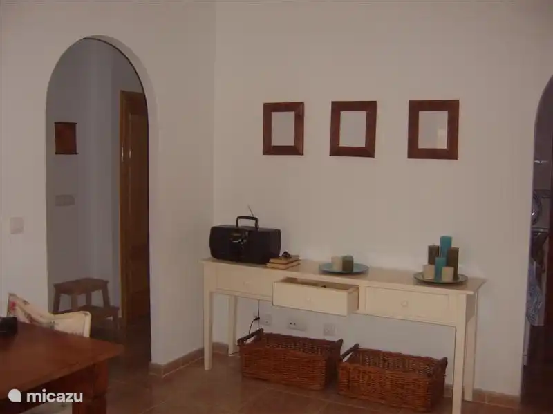 Gemütliches Wohnzimmer mit Flachbild-TV, Deckenventilatoren, Essbereich, einen Wohnbereich und eine gute Heizung im Winter.
Natürlich ist es auch eine Klimaanlage.