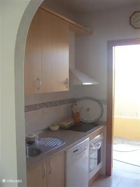 Küche mit großem Kühlschrank mit Gefrierfach, Geschirrspüler, Backofen, Elektroherd und all die anderen Annehmlichkeiten, die Sie wünschen.
Die Waschmaschine ist in der Outdoor-Küche von Casa Miantojo.