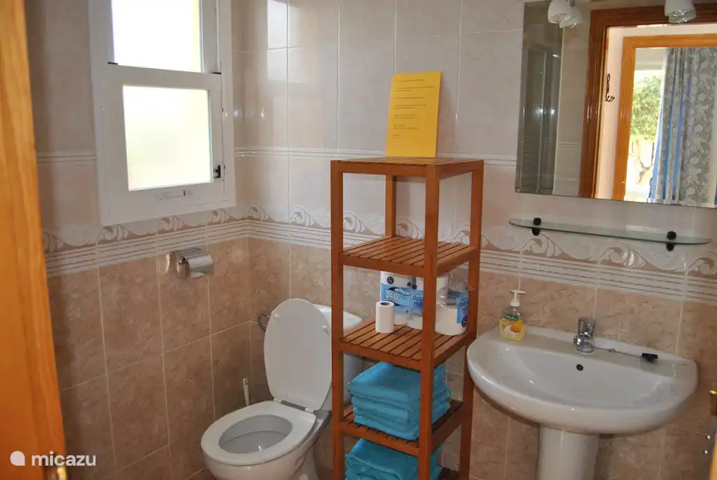 Die Badezimmer Casa Miantojo ist immer sehr sauber. Die Dusche ist in diesem Foto nicht sichtbar. Die Handtücher werden zur Verfügung gestellt.