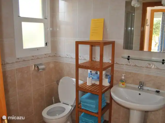 Casa Miantojo - Paix et Espace | Espagne, Costa Cálida, Mazarrón - villa La salle de bain de Casa Miantojo est toujours très propre. La cabine de douche n'est pas visible sur cette photo. Les serviettes de piscine sont fournies.