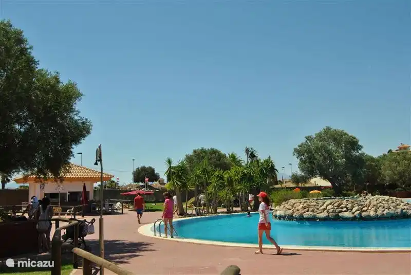 Das öffentliche Schwimmbad ist es definitiv wert. Hier ist ein Bar-Restaurant mit leckeren Menüs und immer Spaß, einen Drink an der Bar oder auf der Terrasse.