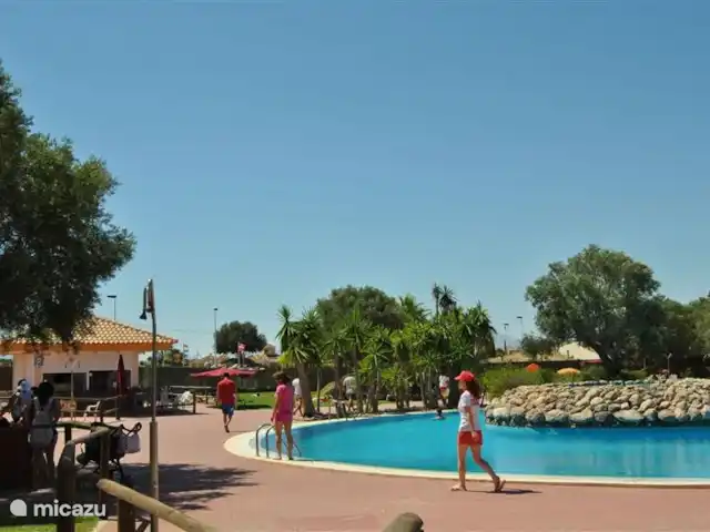 Casa Miantojo - Paix et Espace | Espagne, Costa Cálida, Mazarrón - villa La piscine publique en vaut vraiment la peine. Ici un bar restaurant aux menus délicieux et toujours cosy pour boire un verre au bar ou en terrasse.