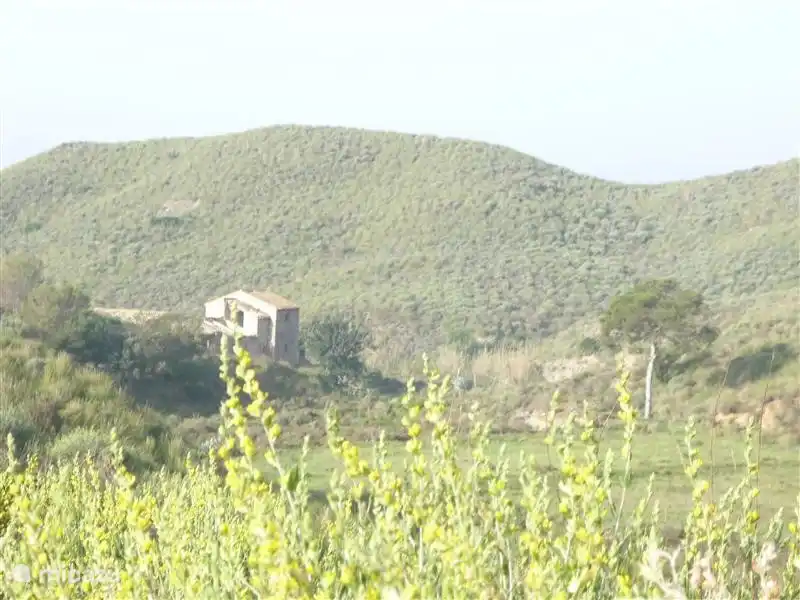 Ein paar Minuten von Ihrem Haus oder Auto zu Fuß in der Natur.
Eine fantastische Umgebung sowie die Küstenorte, Strände, Einkaufsmöglichkeiten ganz in der Nähe.