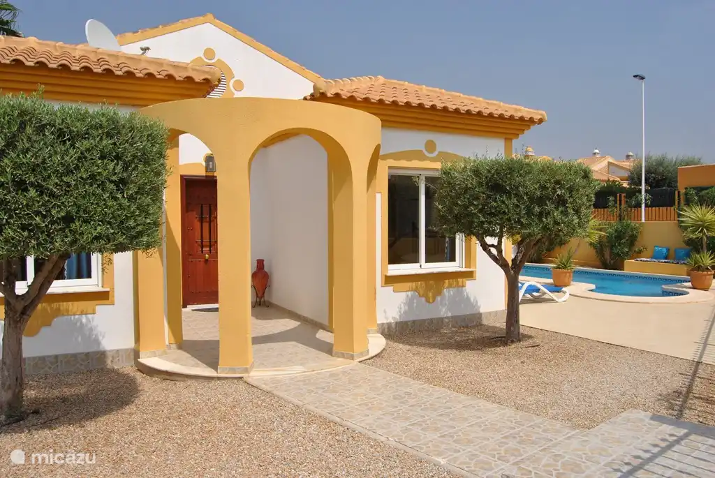 Gegenüber Casa Miantojo. Großer Garten und den ganzen Tag Sonne zu Ihrem woning.