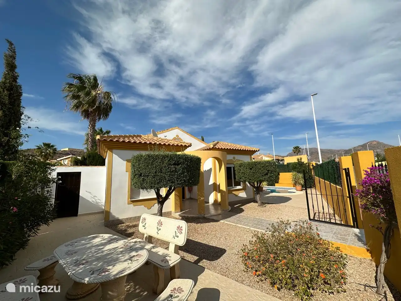 Freistehende Casa Miantojo. Perfekt für Sommer und Winter. Den ganzen Tag Sonne, wann Sie wollen. Aber auch eine schöne Veranda für Schatten.