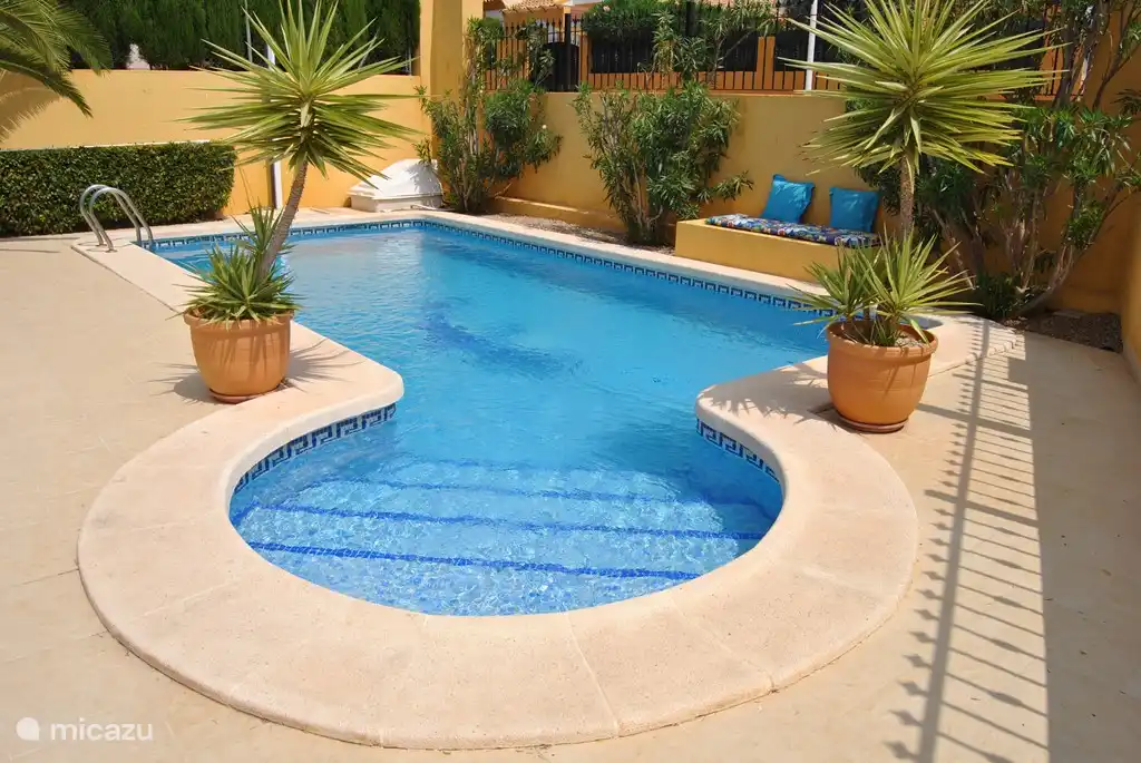 Die Casa Miantojo Pool wird  2-mal pro Woche getestet und gereinigt. Der Pool reicht von flachen für die Kleinen, zu tief für Erwachsene. Bitte spülen Sie ihn unter der Solar-Dusche am Pool, von Ihnen den Sonnenbrand weg, bevor Sie schwimmen gehen. Danke.