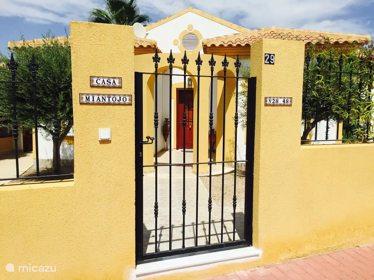 Wird dies der Eingang zu Ihrem unvergesslichen Aufenthalt in der Casa Miantojo sein? Buchen Sie jetzt! Sie werden von der Immobilie und ihren Möglichkeiten überrascht sein.