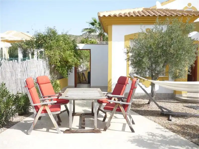 Einer von den Terrassen der Casa Miantojo. Hinter der offenen Tür, die Outdoor-Küche mit Spüle, Waschmaschine, Schränke mit Reinigungs-und Solar-Outdoor-Dusche für den Abend köstliche aktualisieren.