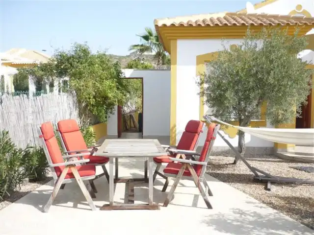 Casa Miantojo - Paix et Espace | Espagne, Costa Cálida, Mazarrón - villa Une des terrasses de Casa Miantojo. Derrière la porte ouverte se trouve la cuisine extérieure avec évier, machine à laver, placards avec produits d'entretien et la douche extérieure solaire pour vous rafraichir le soir.