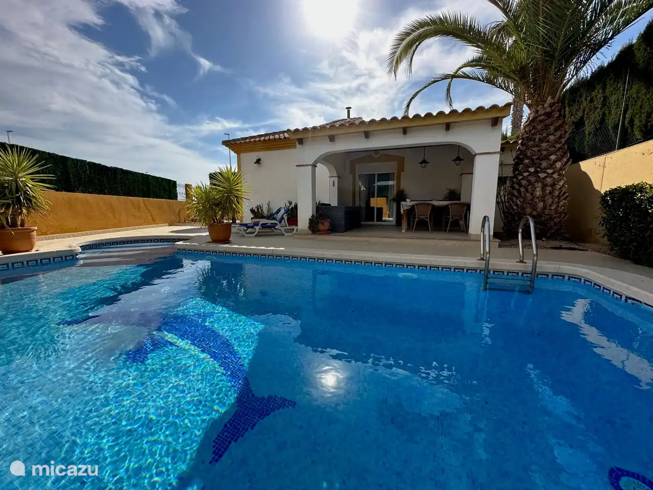 Dem privaten Swimmingpool wird viel Aufmerksamkeit geschenkt. Wöchentlich getestet und gereinigt. Hervorragende Übersicht am Schwimmbad auf Ihre Kinder.