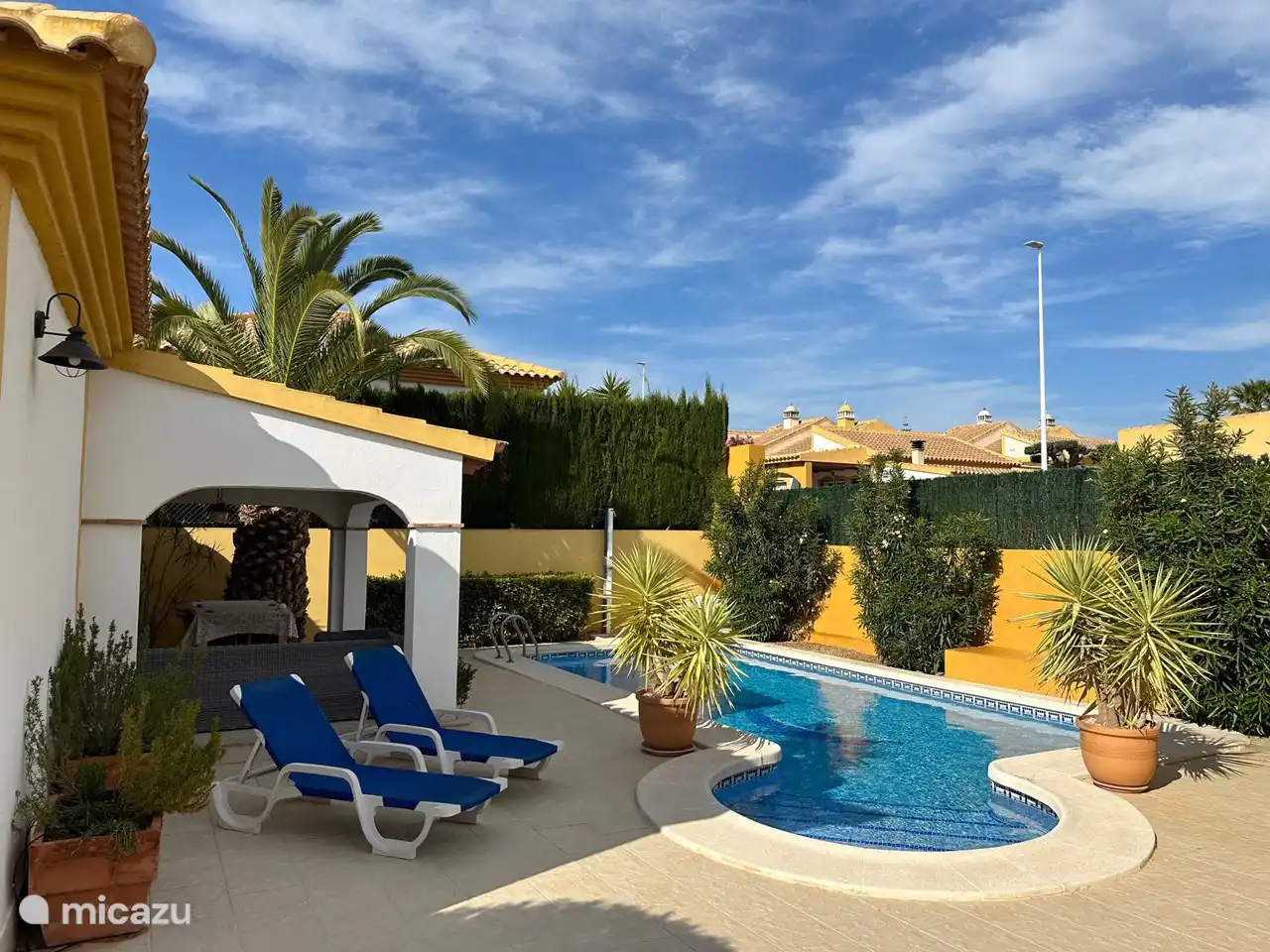 Reichlich Gartenmöbel rund ums Haus für Ihren „entspannten“ Urlaub.