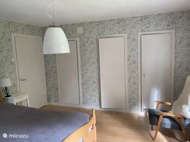 Alvsjo Herrgarden | Suède, Värmland, Filipstad - ferme Première chambre en bas à côté de la salle de bain. Fenêtres sur deux côtés et un évier