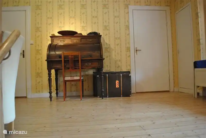 Wohnzimmer im Obergeschoss, Türen zu den Schlafzimmern