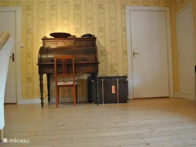 Alvsjo Herrgarden | Suède, Värmland, Filipstad - ferme Le salon à l'étage depuis les escaliers vers les portes des troisième et quatrième chambres