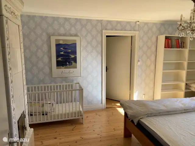 Alvsjo Herrgarden | Suède, Värmland, Filipstad - ferme Deuxième chambre à l'étage, lit bébé et lit double et belle vue lac