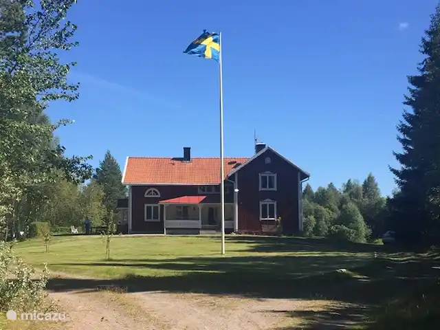 Alvsjo Herrgarden | Suède, Värmland, Filipstad - ferme Devant la maison, l'allée est à environ 100 mètres et le village à 400 mètres