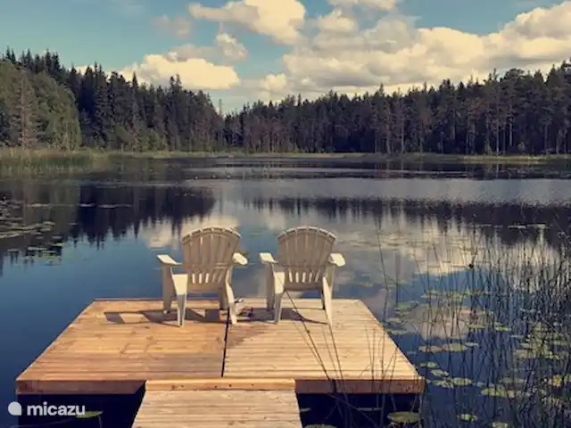Alvsjo Herrgarden | Suède, Värmland, Filipstad - ferme La jetée dans le petit lac dans la cour arrière.