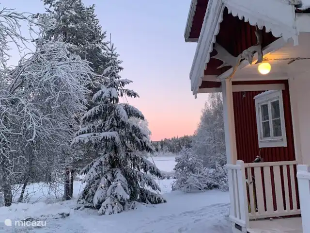 Alvsjo Herrgarden | Suède, Värmland, Filipstad - ferme Entrée de la cuisine avec le lac gelé en arrière-plan en hiver