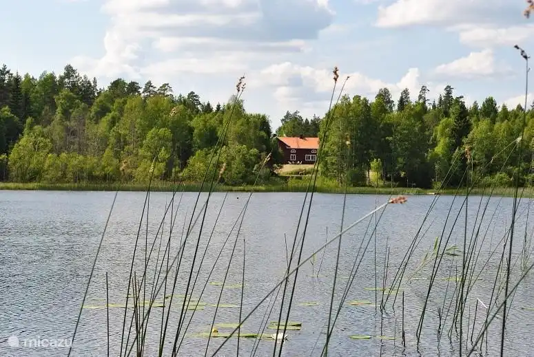 Die Herrgard vom kleinen See, die wir mit unseren Nachbarn zu teilen nur, wir haben eigenen Anlegesteg, von wo Sie Schwimmen oder zum Beispiel in einem Kanu gehen zum Fischen. Der Steg ist nur im Sommer im Wasser.