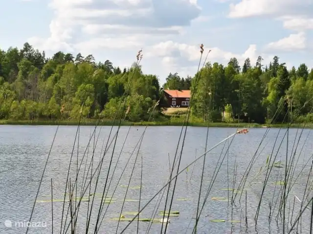 Alvsjo Herrgarden | Suède, Värmland, Filipstad - ferme Le Herrgard depuis le petit lac que nous ne partageons qu'avec les voisins, nous pêchons du bord ou en canoë. L'été on s'y baigne aussi. Il y a plusieurs plages de sable à moins de trois kilomètres de la maison.