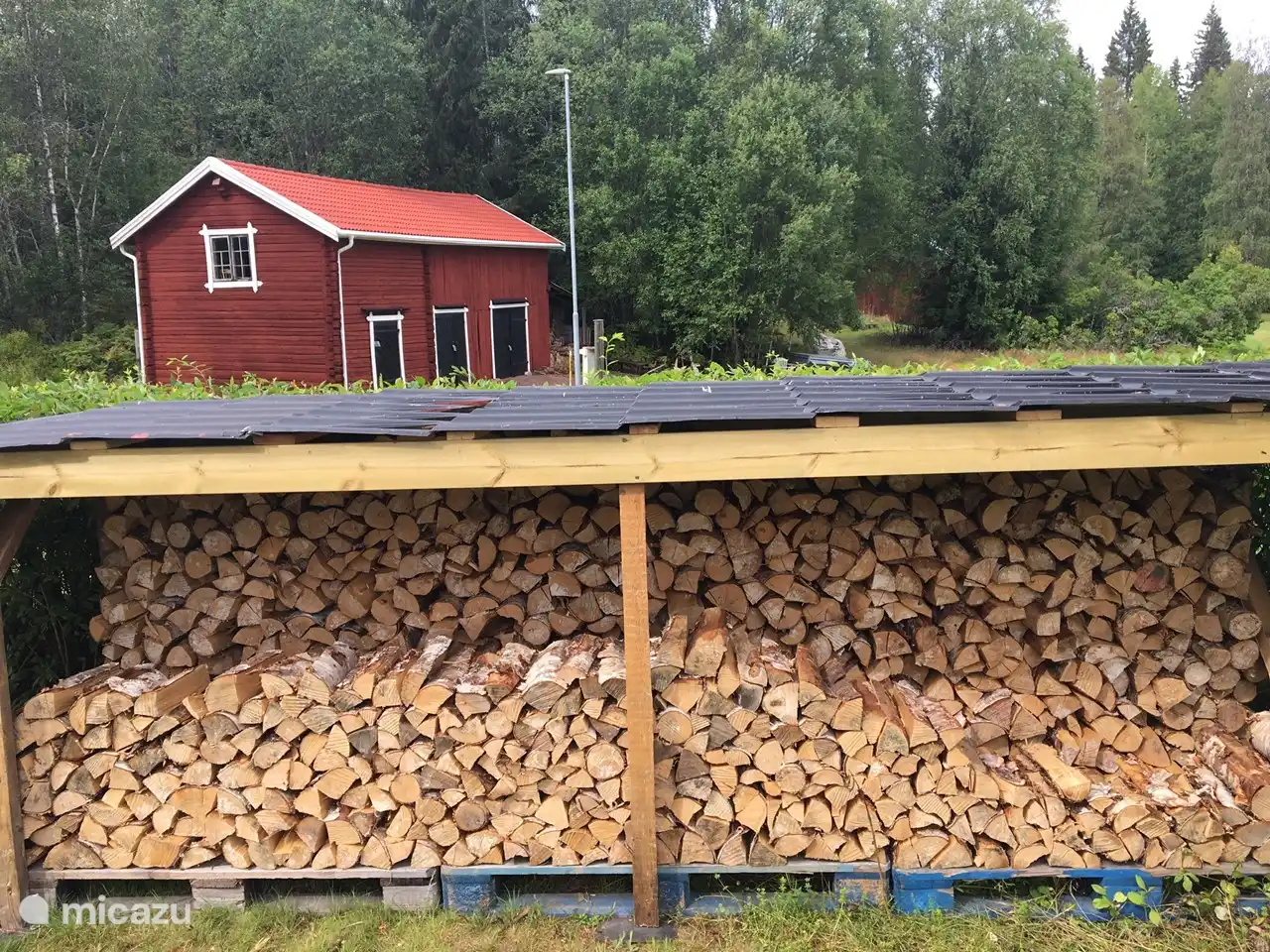 Der Holzschuppen steht in der Nähe der Küchentür