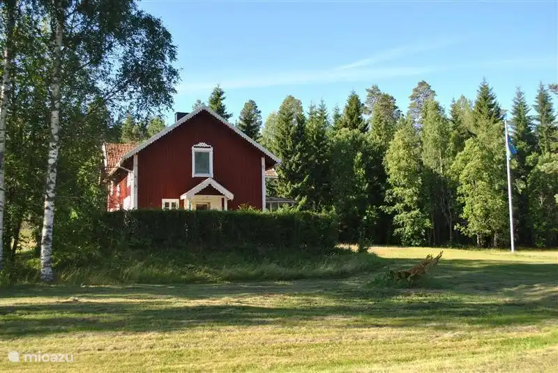 Die Seite des Hauses aus der Scheune und den Nachbarn gesehen.