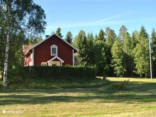 Alvsjo Herrgarden | Suède, Värmland, Filipstad - ferme Le côté de la maison vu de la grange et des voisins.