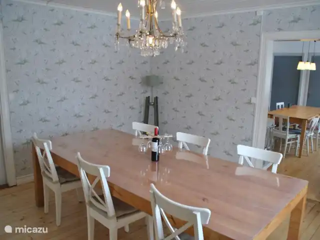 Alvsjo Herrgarden | Suède, Värmland, Filipstad - ferme Beaucoup d'espace dans la salle à manger avec une longue table à manger où vous pouvez dîner jusqu'à dix personnes