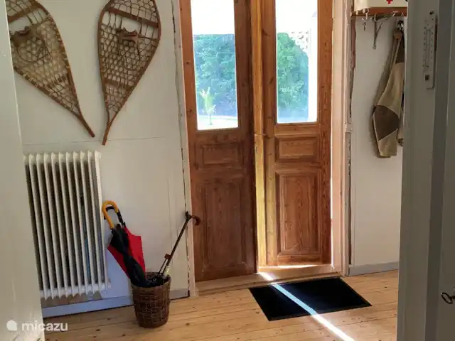 Alvsjo Herrgarden | Suède, Värmland, Filipstad - ferme Entrée. Avec porte d'entrée ancienne. La deuxième porte intérieure doit encore être installée