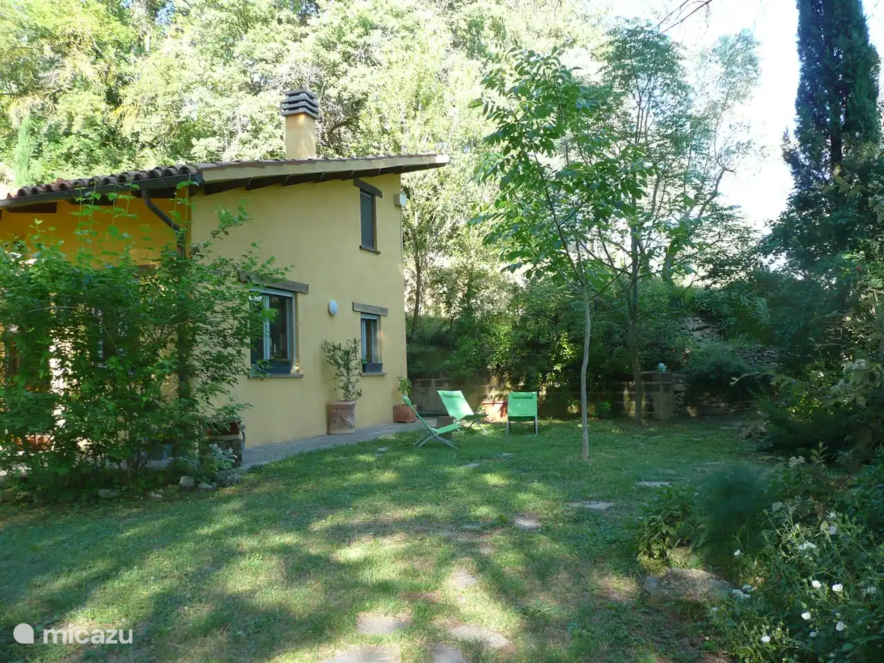 Teil des Nonna-Gartens, Blick von der Schaukel