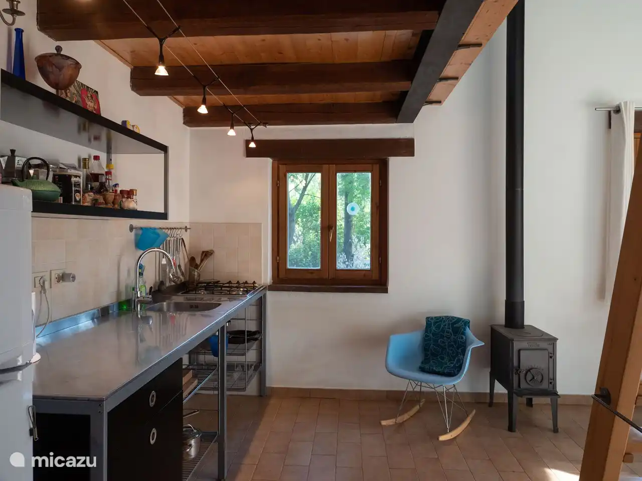 Die gut ausgestattete Küche aus einem anderen Blickwinkel