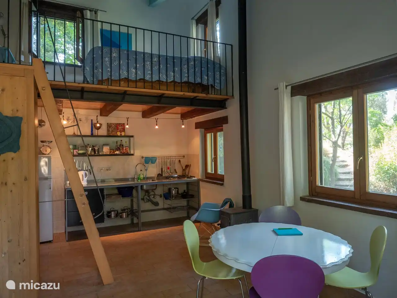 mit einer Mischung aus modernem und Vintage-Wohnzimmer mit offener Küche, in der Sie die Mahlzeiten Ihres Chefkochs zubereiten können.