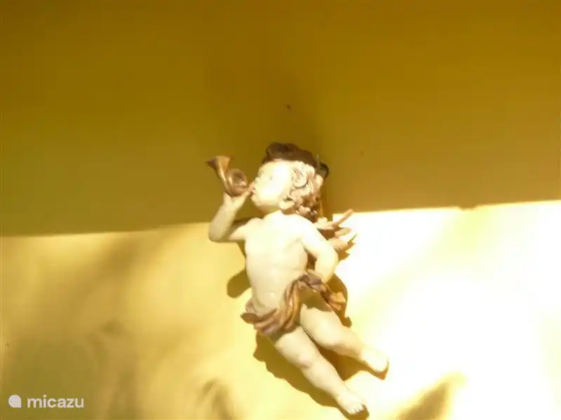 Über der Eingangstür wacht ein Engel über Ihr Wohlbefinden. Daher der Name der ausgestatteten Küche „Casetta degli Angeli“.