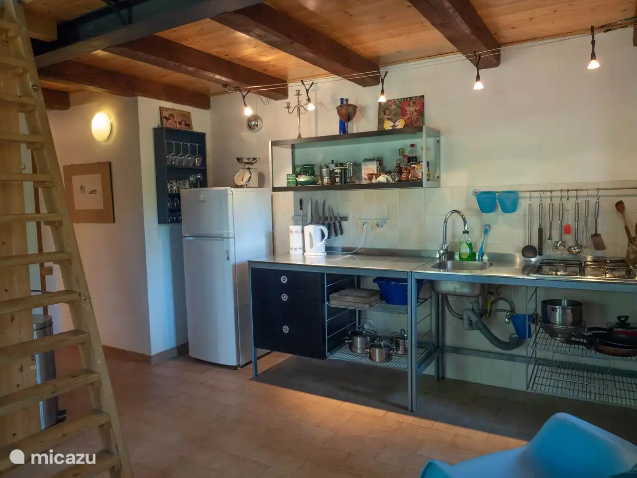 Blick in die gut ausgestattete Küche