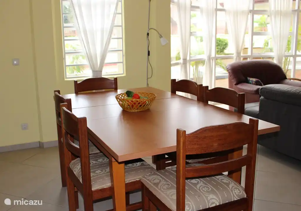 Genieten aan de ruime eettafel