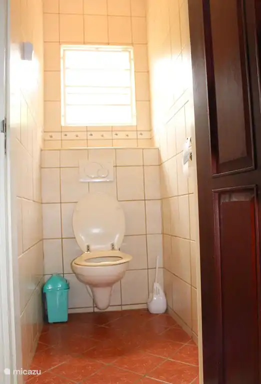 Het separate toilet is ingericht volgens Europeese maatstaven 