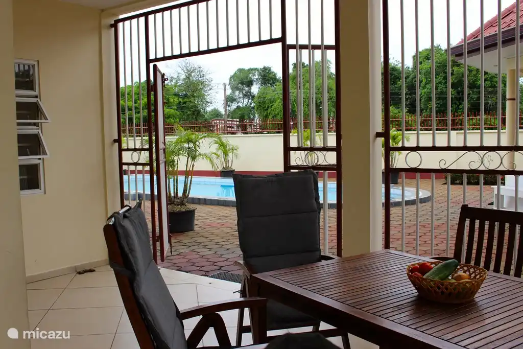 Vanaf de ruime veranda mooi zicht op het zwembad