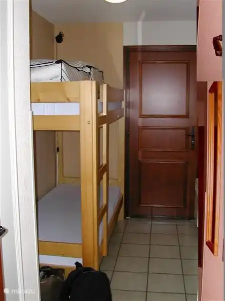 Hall avec lits superposés et penderie