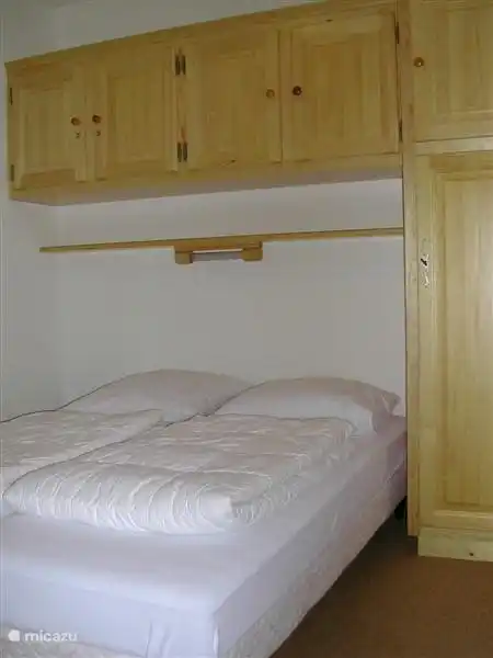 Chambre avec 3 garde-robes et 1 garde-robe