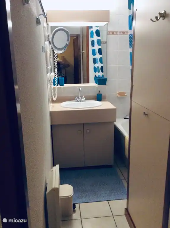 Salle de bain avec bain/douche