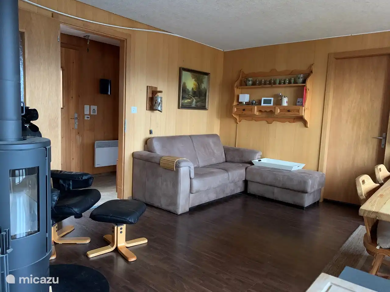 The furnishing of the living room is functional. In the evening, relax on the couch, or enjoy the view at the dining table.