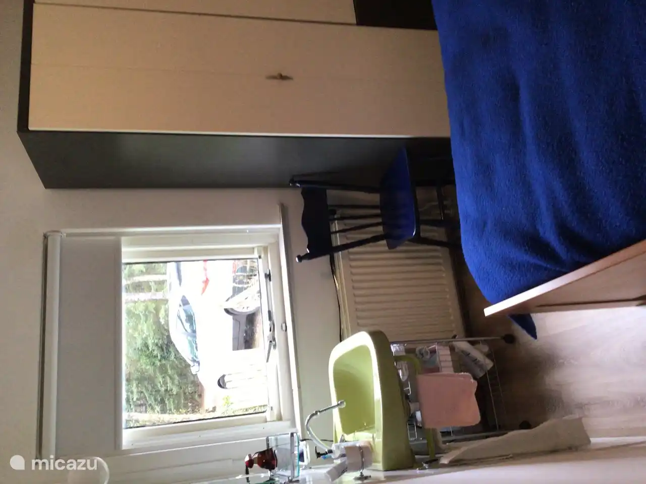 Schlafzimmer mit Waschbecken